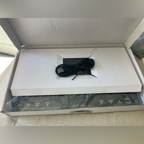 Multi-Device Backlit Bluetooth Keyboard for Tablets Phones Computers - Picture 4 of 5